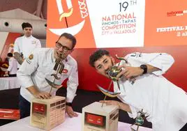 Teo Rodríguez (nacional) y Noel Moglia (mundial), muerden sus trofeos.