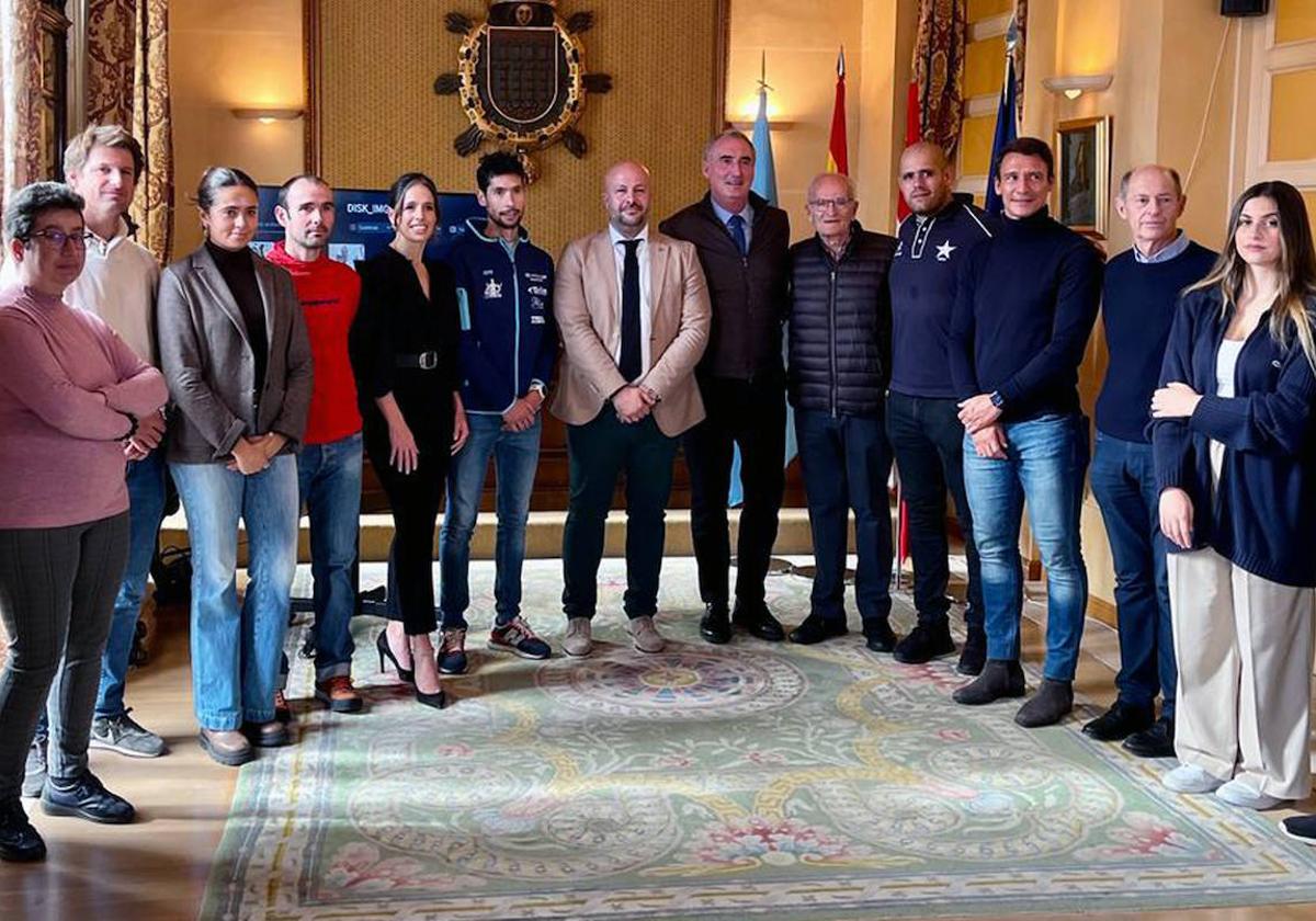 Los deportistas que acudieron a apoyar la candidatura, con el alcalde y el concejal.