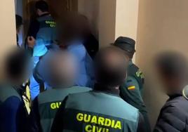 Momento de la detención de los tres presuntos delincuentes.