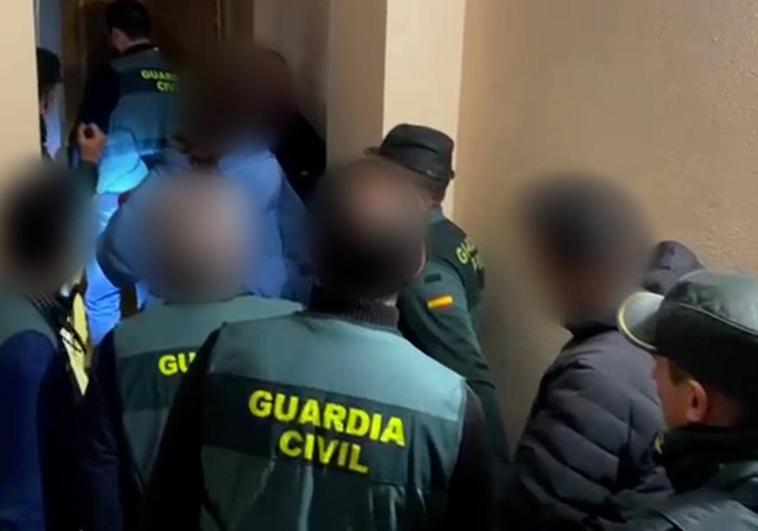 Momento de la detención de los tres presuntos delincuentes.