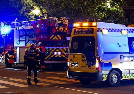Una ambulancia y un camión de Bomberos, durante una intervención anterior