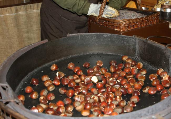 Castañas asadas en uno de los puestos de venta de la ciudad de Segovia.