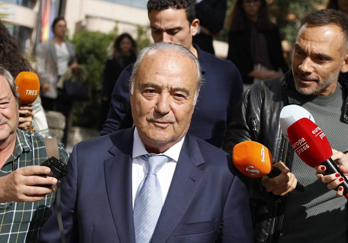 Un hermano de Julio Iglesias, condenado a seis meses de cárcel y a pagar 30 millones de euros
