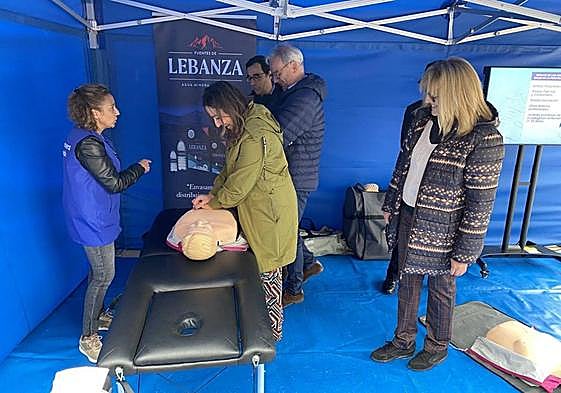 La alcaldesa, Miriam Andrés, realiza un simulacro de RCP en Pío XII.