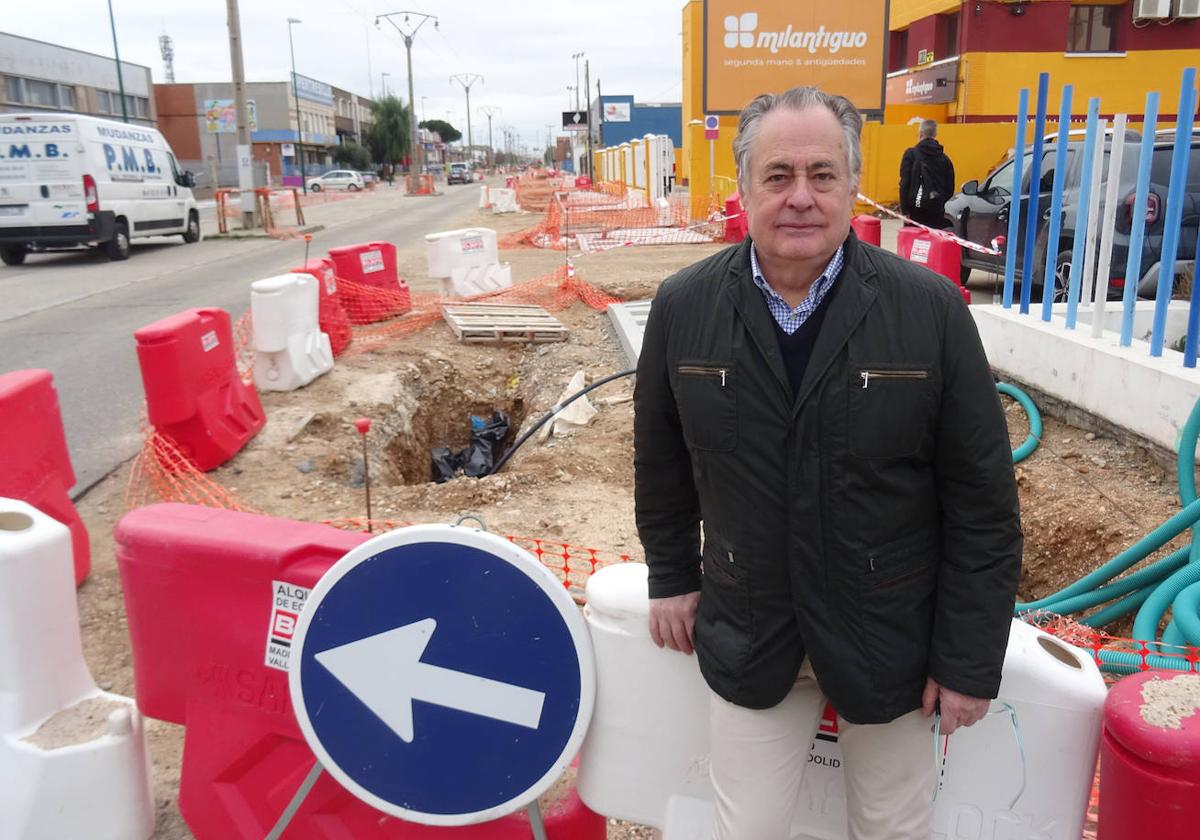 El presidente de la asociación de empresarios de Argales, Alfonso Pestaña, en la avenida (en obras) de El Norte de Castilla.