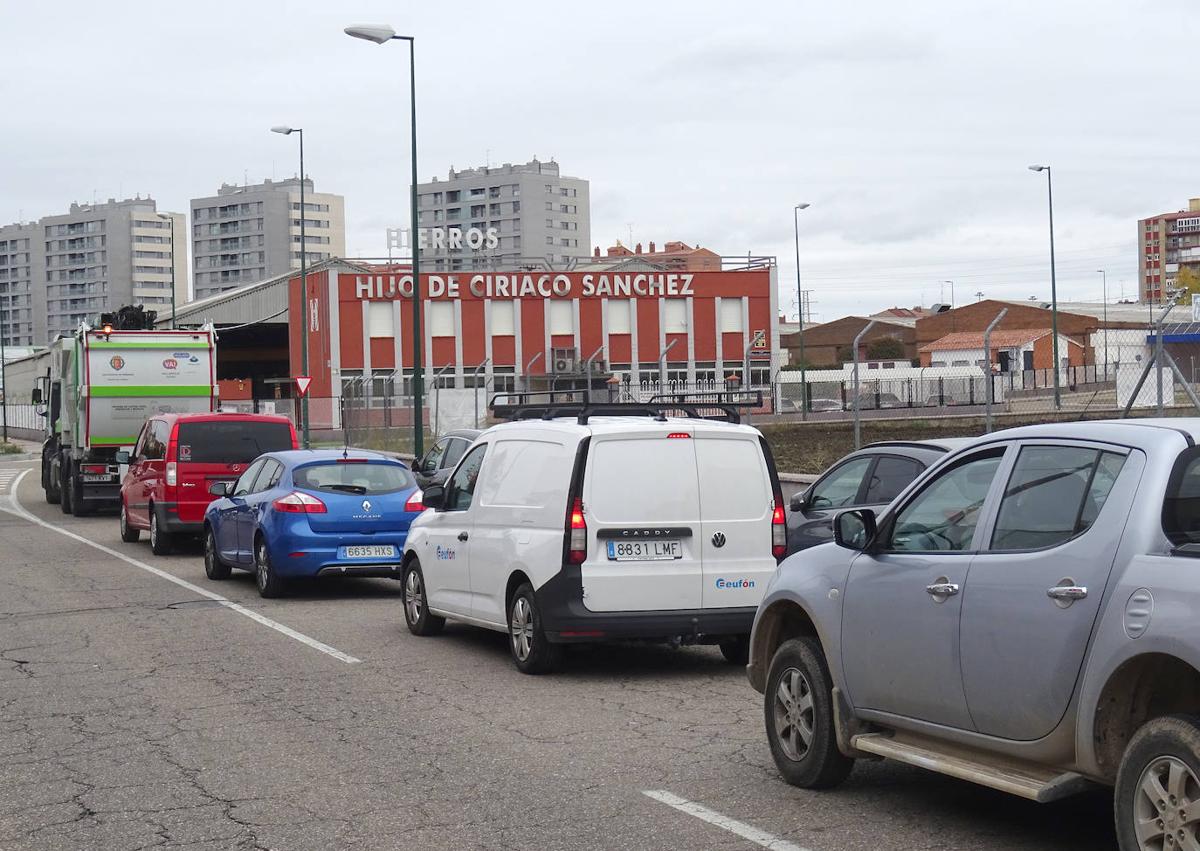 Imagen secundaria 1 - Arriba, aceras adoquinadas en el tramo en obras de la avenida de El Norte de Castilla. Debajo, a la izquierda, atascos en la salida de Vázquez de Menchaca a Daniel del Olmo. A la derecha, el viaducto, con los carriles cortados, de Daniel del Olmo.