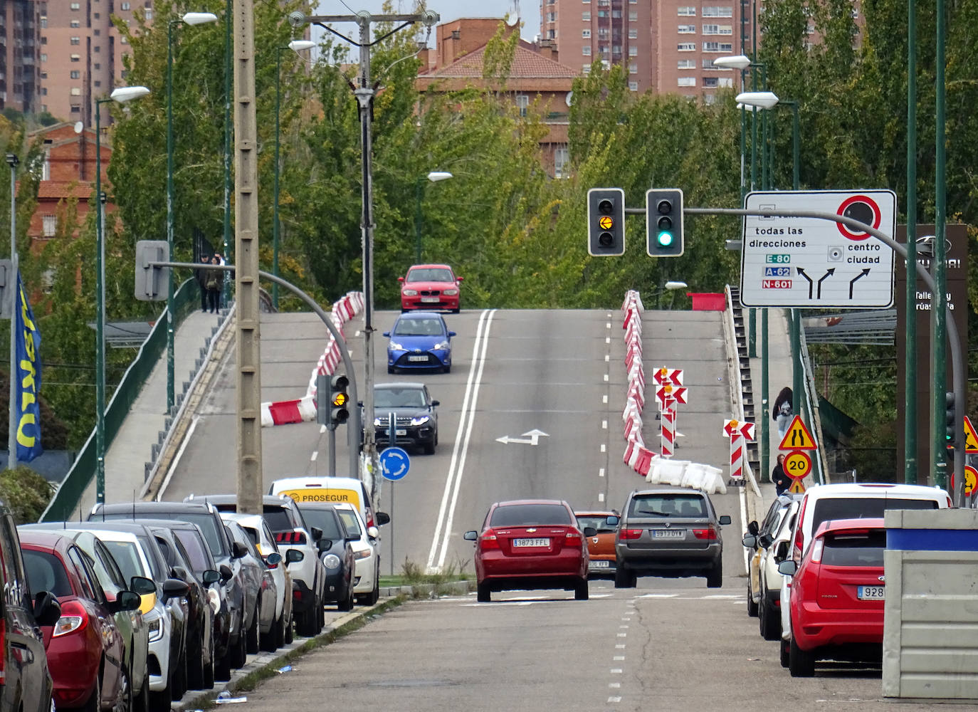 Imagen secundaria 2 - Arriba, aceras adoquinadas en el tramo en obras de la avenida de El Norte de Castilla. Debajo, a la izquierda, atascos en la salida de Vázquez de Menchaca a Daniel del Olmo. A la derecha, el viaducto, con los carriles cortados, de Daniel del Olmo.