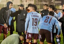 Ramsés da instrucciones a sus jugadores antes del comienzo de la prórroga.