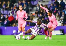 Mamadou Sylla intenta rebañar un balón desde el suelo delante de Loic del Tenerife.