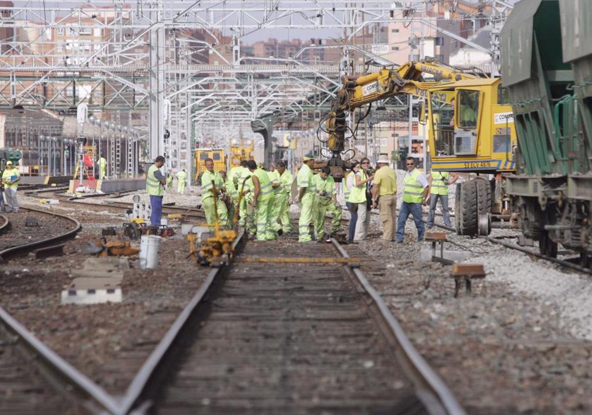 Colocación de las primeras vías del ave junto a la estación antes de la llegada de la alta velocidad en 2007.