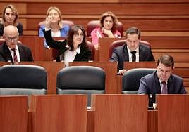 Momento de la votación en el pleno de las Cortes, con el escaño de vicepresidente Gallardo, junto al del presidente Mañueco, vacío.
