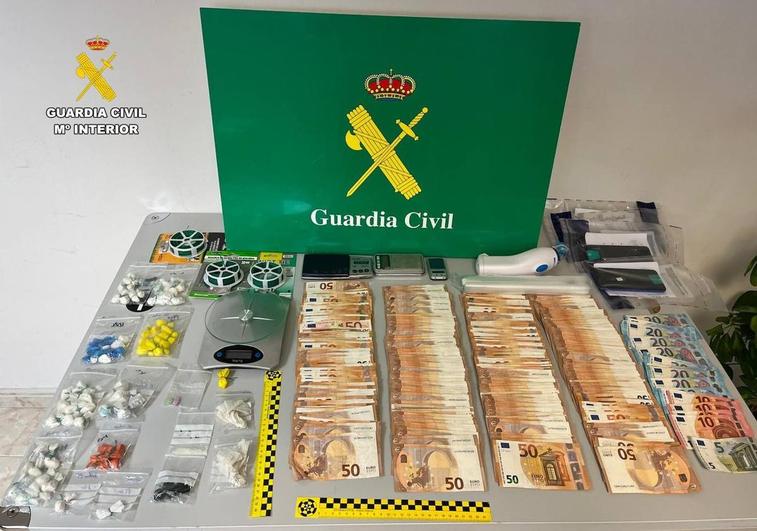 Drogas, dinero y efectos intervenidos en la operación de la Guardia Civil.