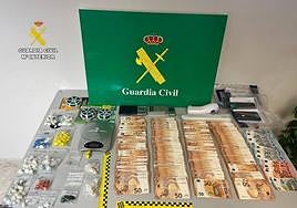 Drogas, dinero y efectos intervenidos en la operación de la Guardia Civil.