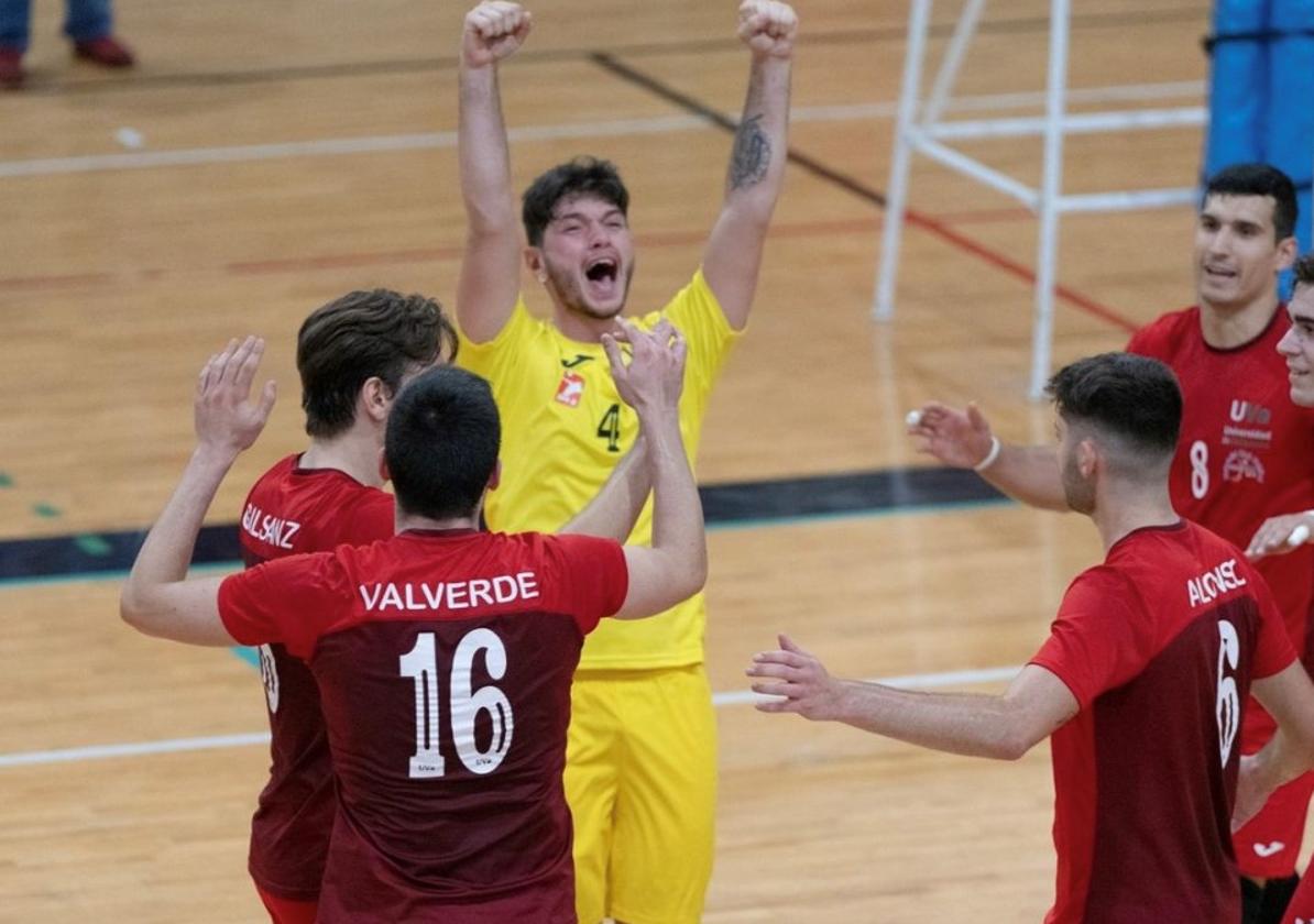 Los jugadores del VCV celebran un tanto en su partido ante Almendralejo.