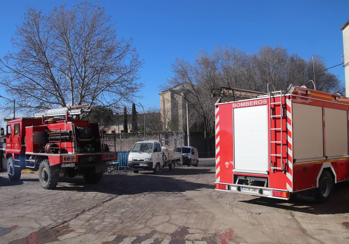 Varios vehículos en el actual parque de bomberos voluntarios de Cuéllar.