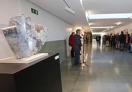 Una escultura de Luis Alonso, en primer término, durante la inauguración de la exposición.