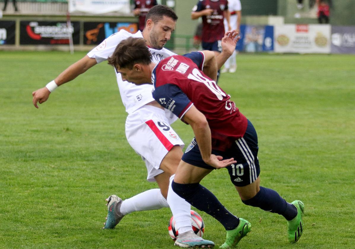 Dani Plomer intenta un regate ante un rival.