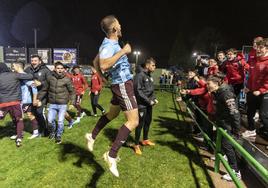 Abel Pascual celebra el tanto que supuso el 3-3 en el minuto 95.