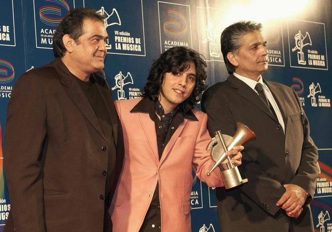 Julio y Emilio González, de Los Chichos, en los Premios de la Música de 2003, con Julio Jiménez 'Chaboli', hijo de Jero.