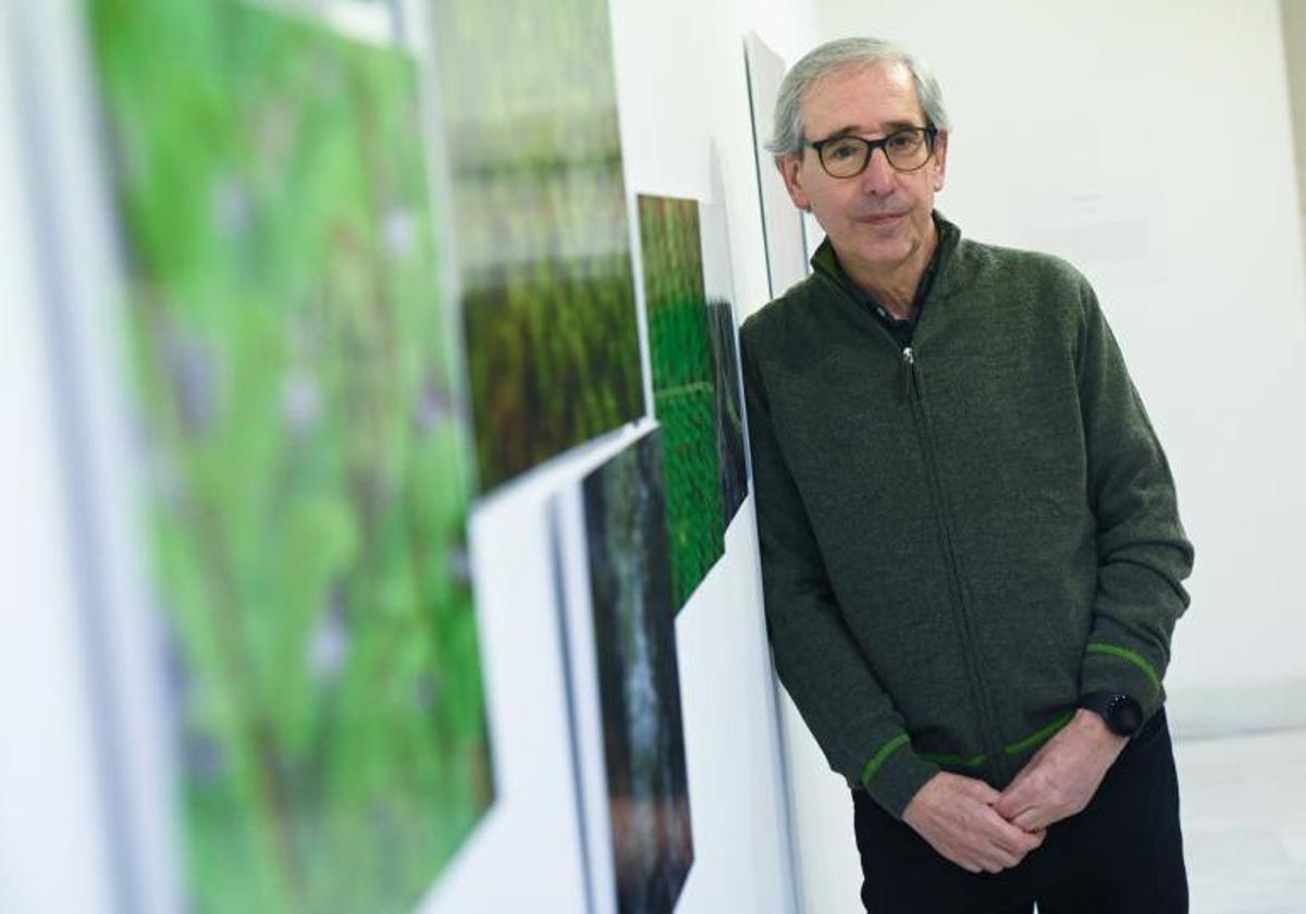 Luis Marigómez, entre las fotografías de su exposición 'Vislumbres'.