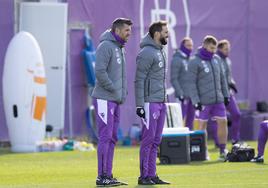 Pezzolano observa el entrenamiento de este lunes, junto al preparador físico Gonzalo Álvarez.