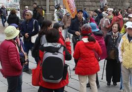 Un grupo de turistas asiáticos en un momento de su visita a la ciudad.