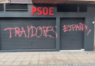 Atacan con pintadas la sede del PSOE de Palencia