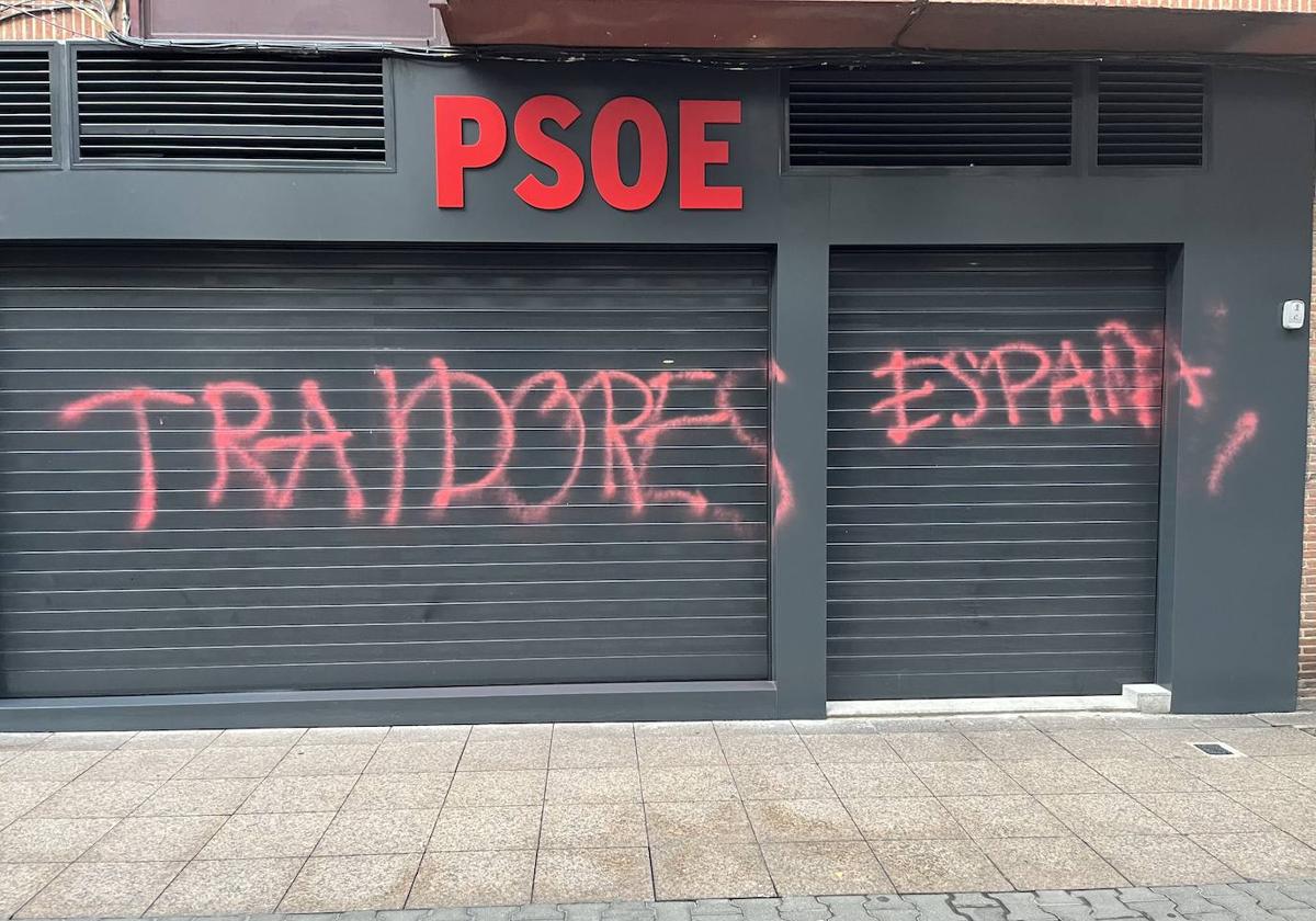 Pintadas sobre la verja de la nueva sede del PSOE, en Valentín Calderón.