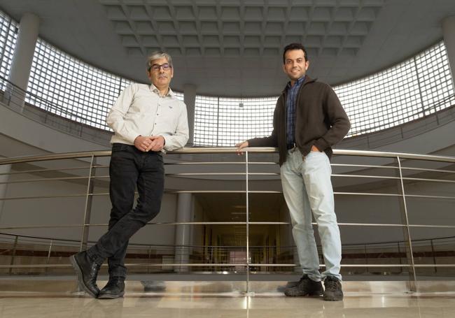 Benjamín Sahelices y Fernando Buitrago, en la facultad de Informática de la Universidad de Valladolid.