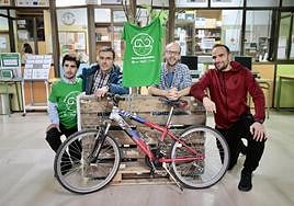 El alumno Bruno Ronda, que ha donado su bicicleta, junto con Fernando Matesanz, director del centro y los profesores Borja Martín y Jesús Gil