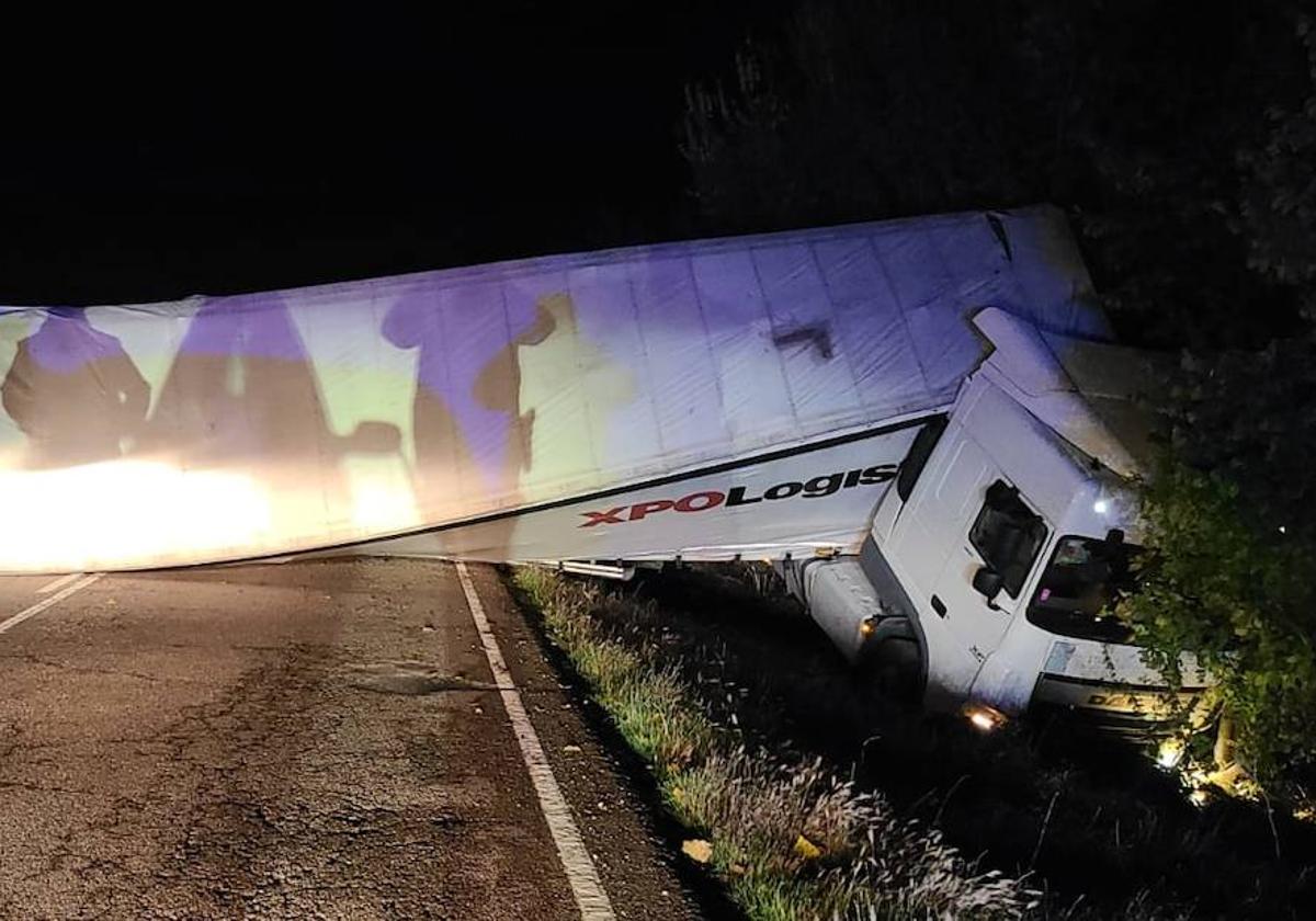 Camión volcado sobre la calzada tras el accidente.