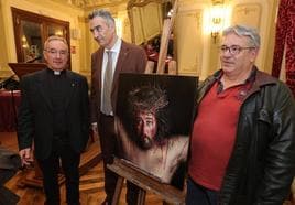 El delegado diocesano de Cofradías, Dionisio Antolín, junto a Ricardo Fernández y Antonio Guzmán Capel, durante la presentación del cartel.