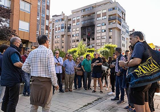 Reunión de vecinos tras la explosión del 29 de agosto en el número 23 de la calle Juan de Valladolid.