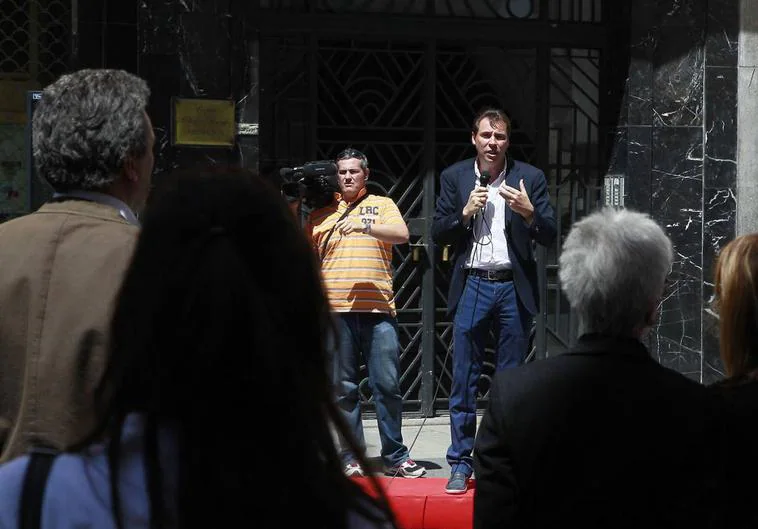 Óscar Puente, subido en una tarima en plena calle Santago de Valladolid, en un mitin express en la campaña de las municipales de 2011