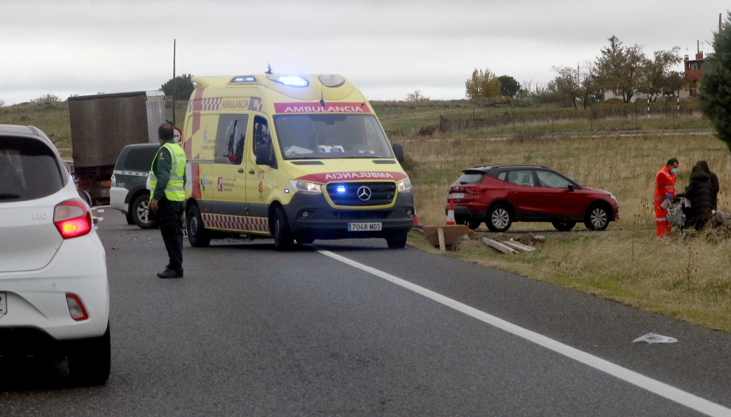 Servicios de emergencia, en el lugar del accidente.