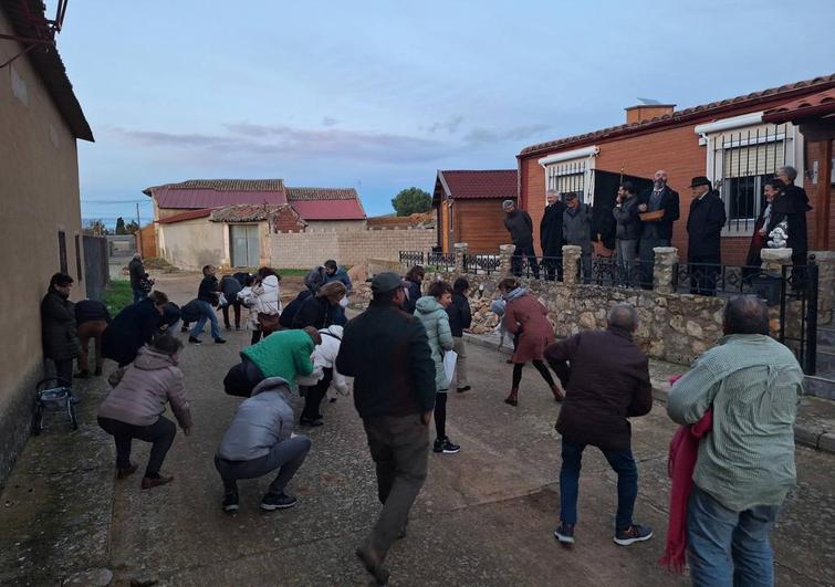 Vecinos de Villalán recogen las castañas, este sábado.