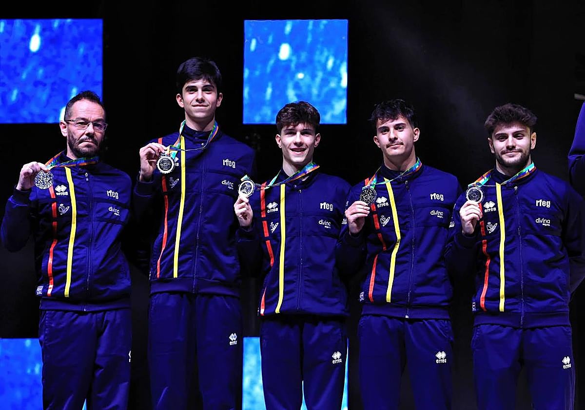 El equipo español posa con las medallas conseguidas.