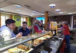 Vecinos de Villabrágima disfrutan de los pinchos en uno de los negocios participantes.