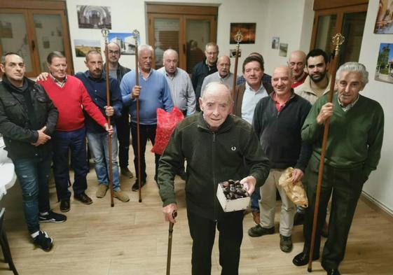 Isidoro Baraja, de 93 años en el centro, con sus cofrades antes de repartir las castañas