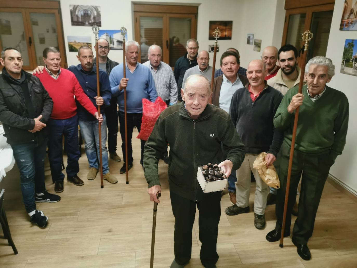 Isidoro Baraja, de 93 años en el centro, con sus cofrades antes de repartir las castañas