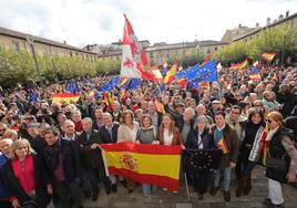 Dirigentes del PP, en primer término, en la concentración celebrada este mediodía en la Plaza Mayor de Palencia.