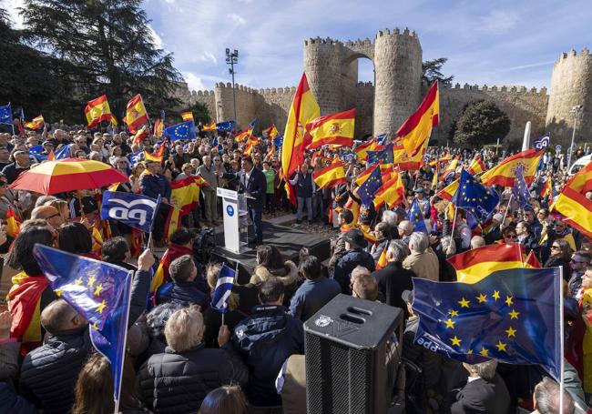 Concentración junto a las murallas en Ávila.