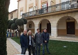Gustavo Cordero, su mujer y sus hijos, junto a la Casa Consistorial de Dueñas.