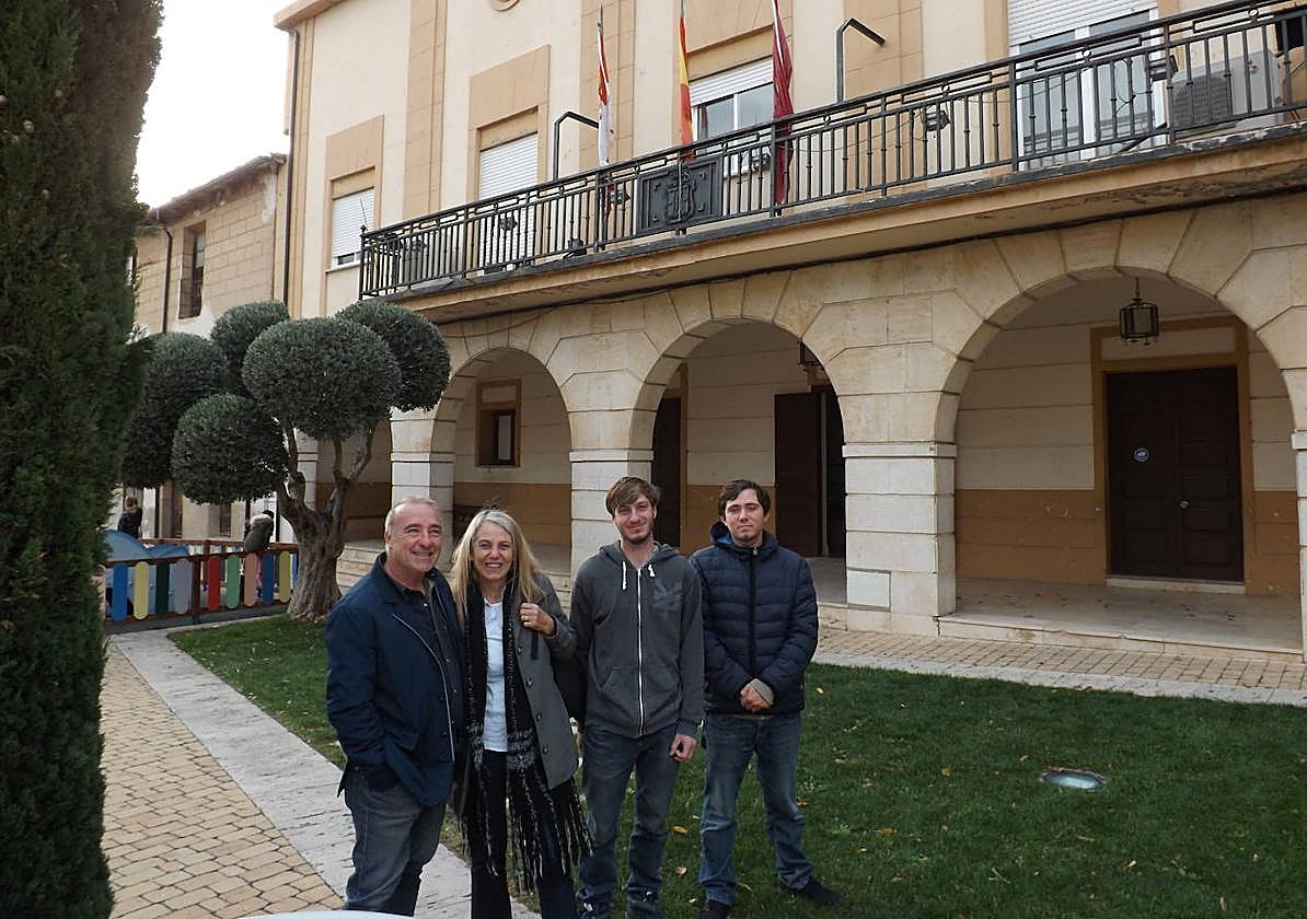 Gustavo Cordero, su mujer y sus hijos, junto a la Casa Consistorial de Dueñas.
