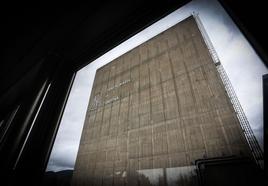 El edificio del reactor de la central nuclear de Santa María de Garoña se ubica en mitad del complejo.