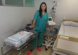 Elena Nieto, junto a una cuna y una cama en el área de Maternidad del Hospital Río Carrión.