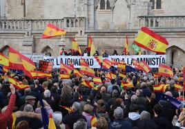 Sobre el escenario de la concentración se encontraba la pancarta con el lema: «por la igualdad, no a la amnistía».