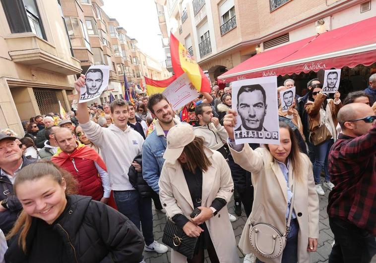 Manifestación ante la sede del PSOE en Palencia