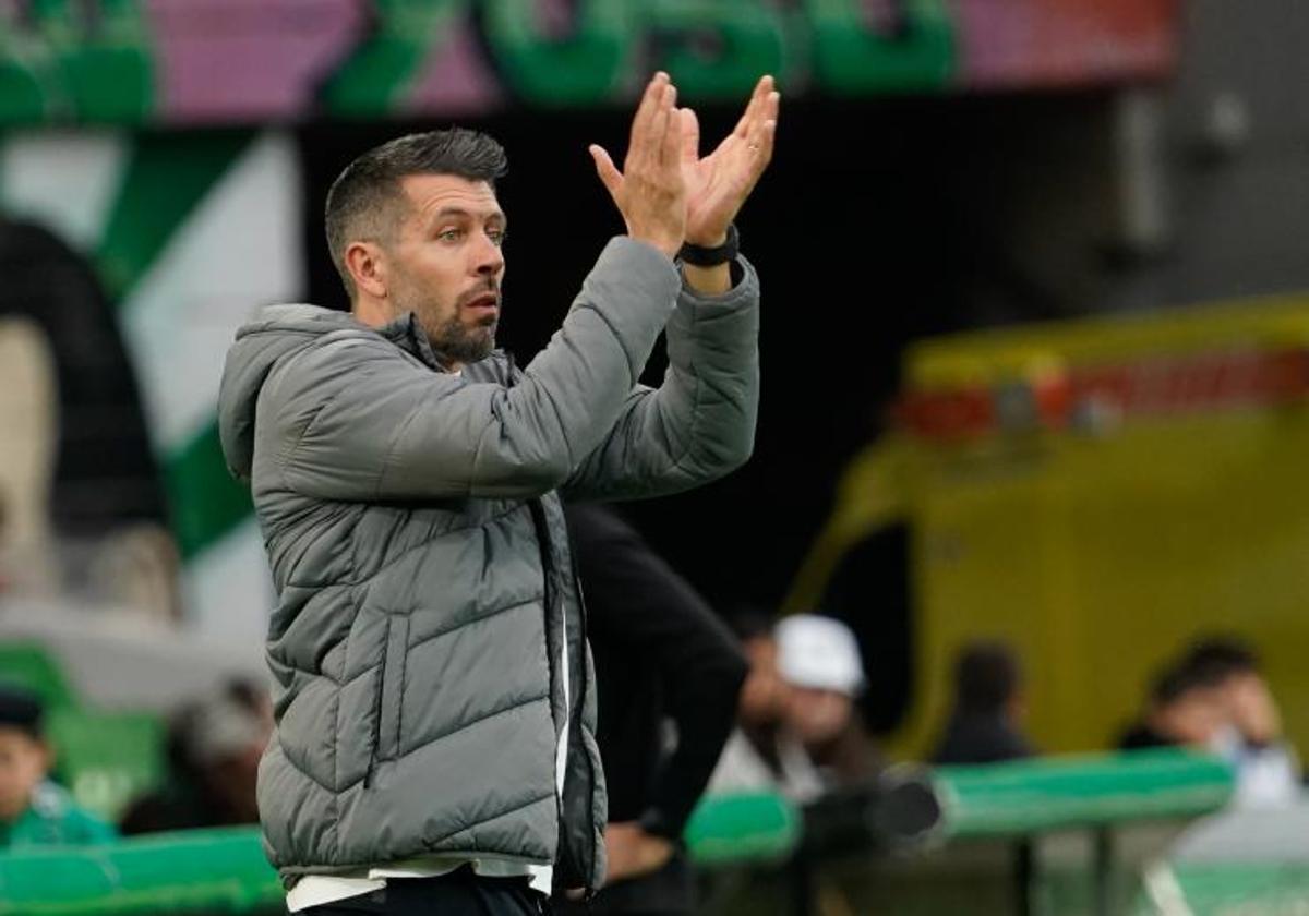 Pezzolano, durante el último partido del Real Valladolid en Santander ante el Racing