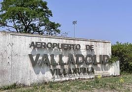 Entrada al aeropuerto de Villanubla.